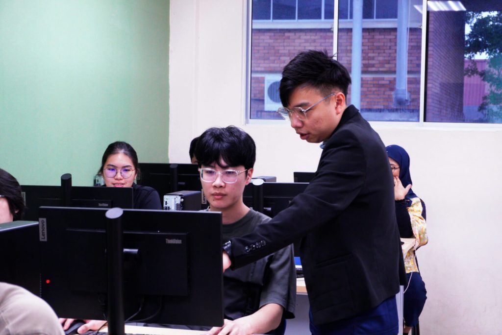 Hands-On Learning Session — Participants receive practical guidance while exploring SERO-AI® tools and AI-driven workflows during the IMD Practical Labs workshop.